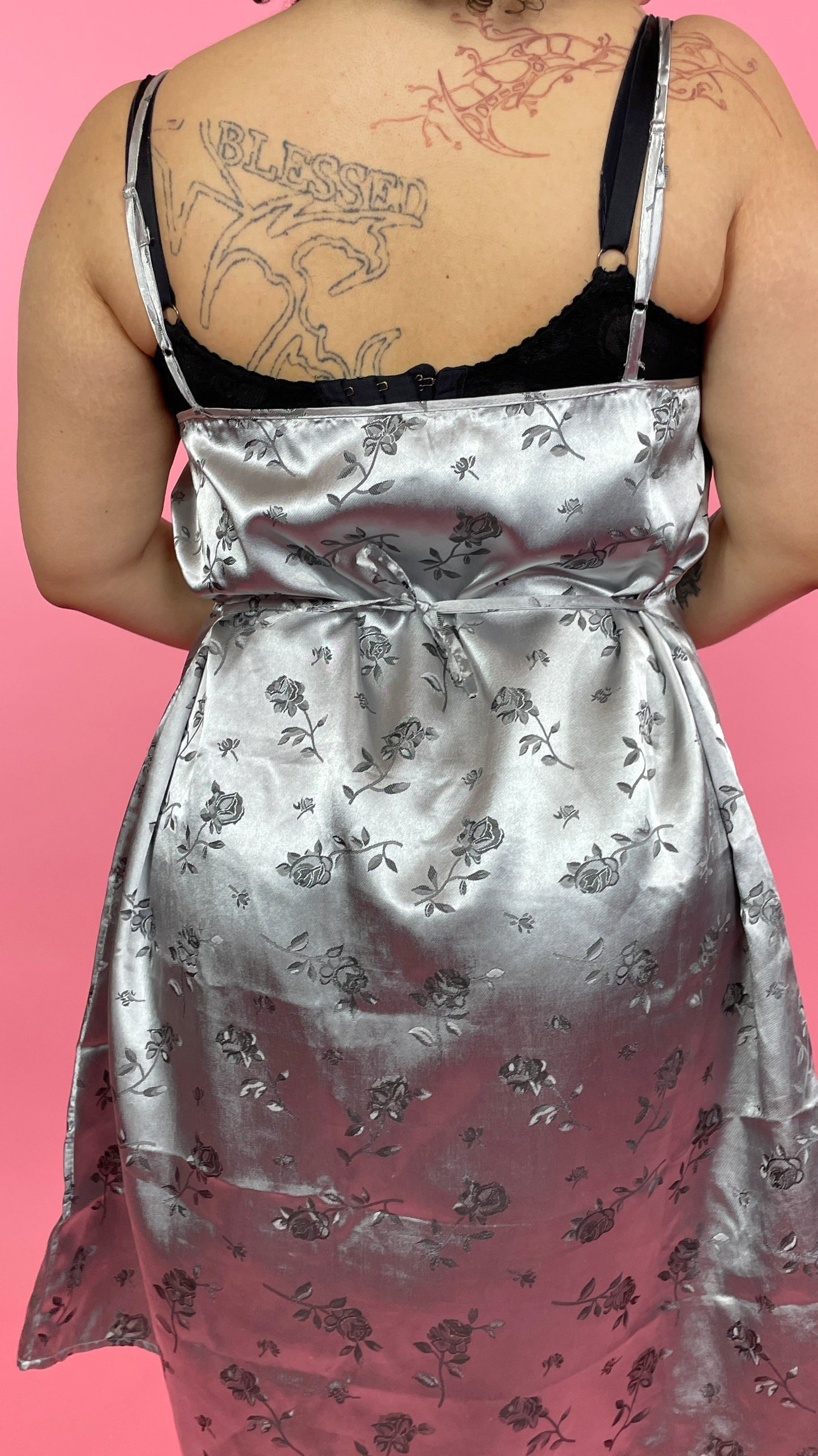 Robe satinée argentée