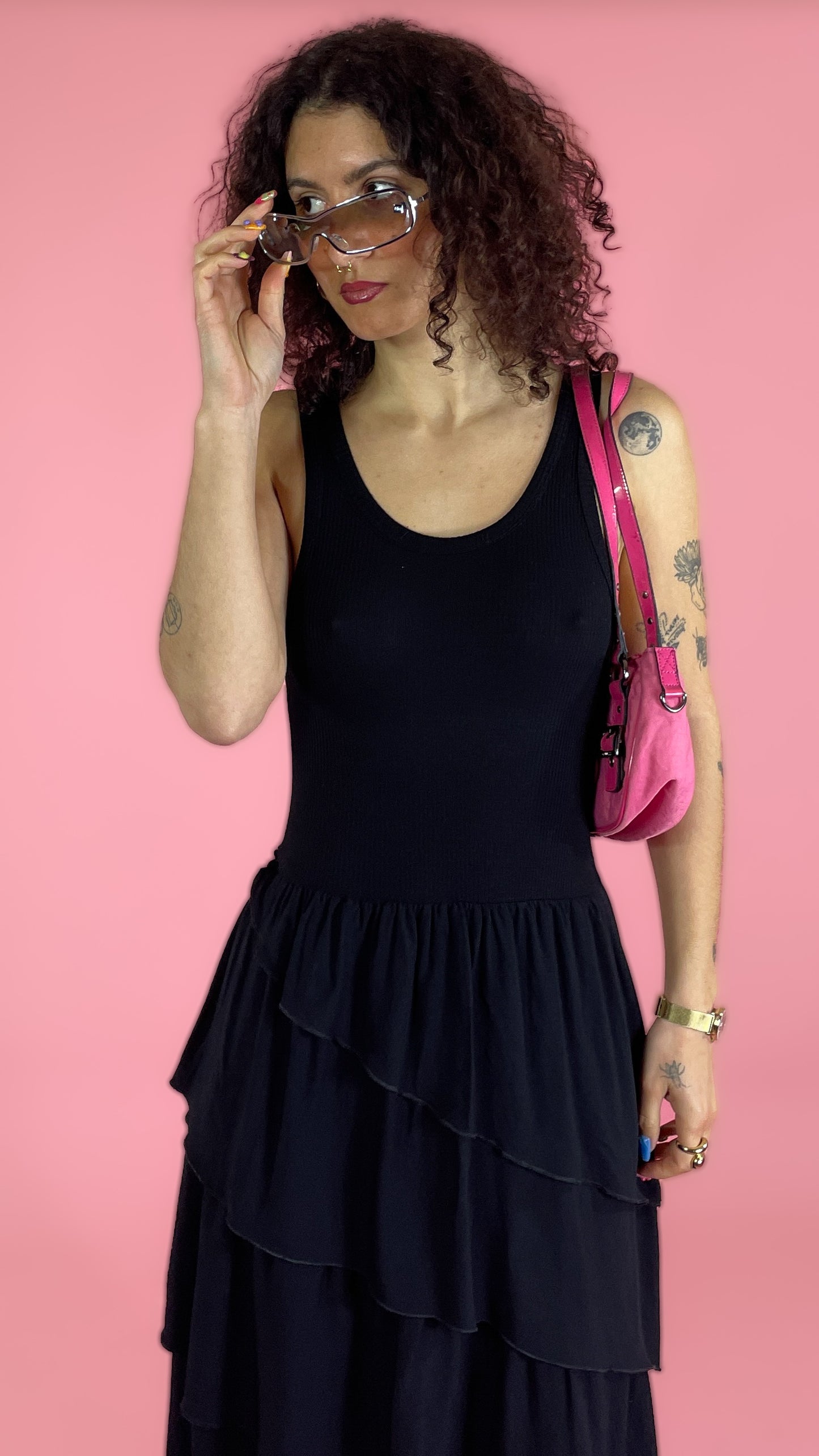 Robe noire à volants