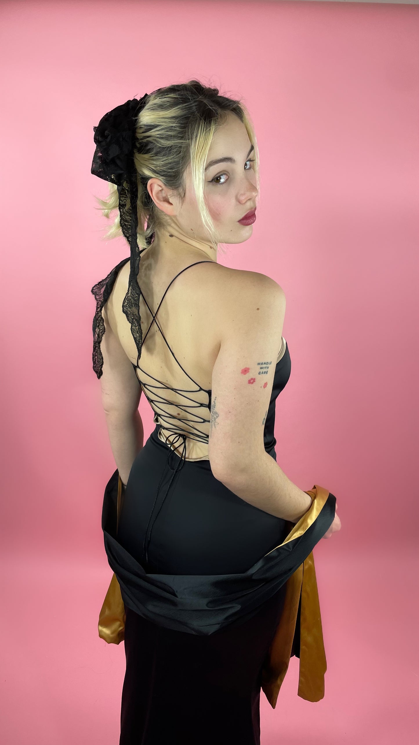 Robe satiné noir dos nus lacé