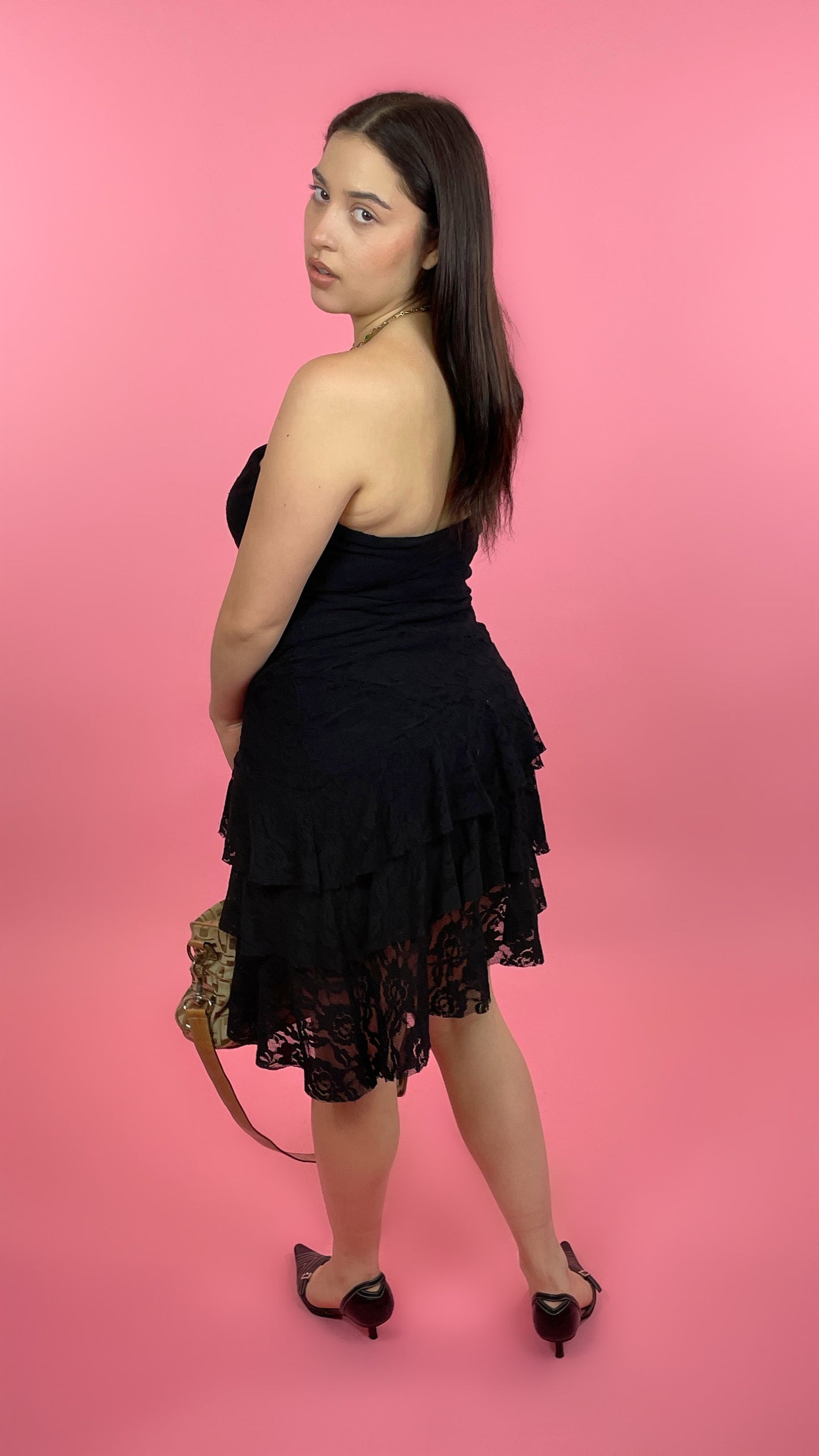 Robe bustier noire à volants avec dentelle