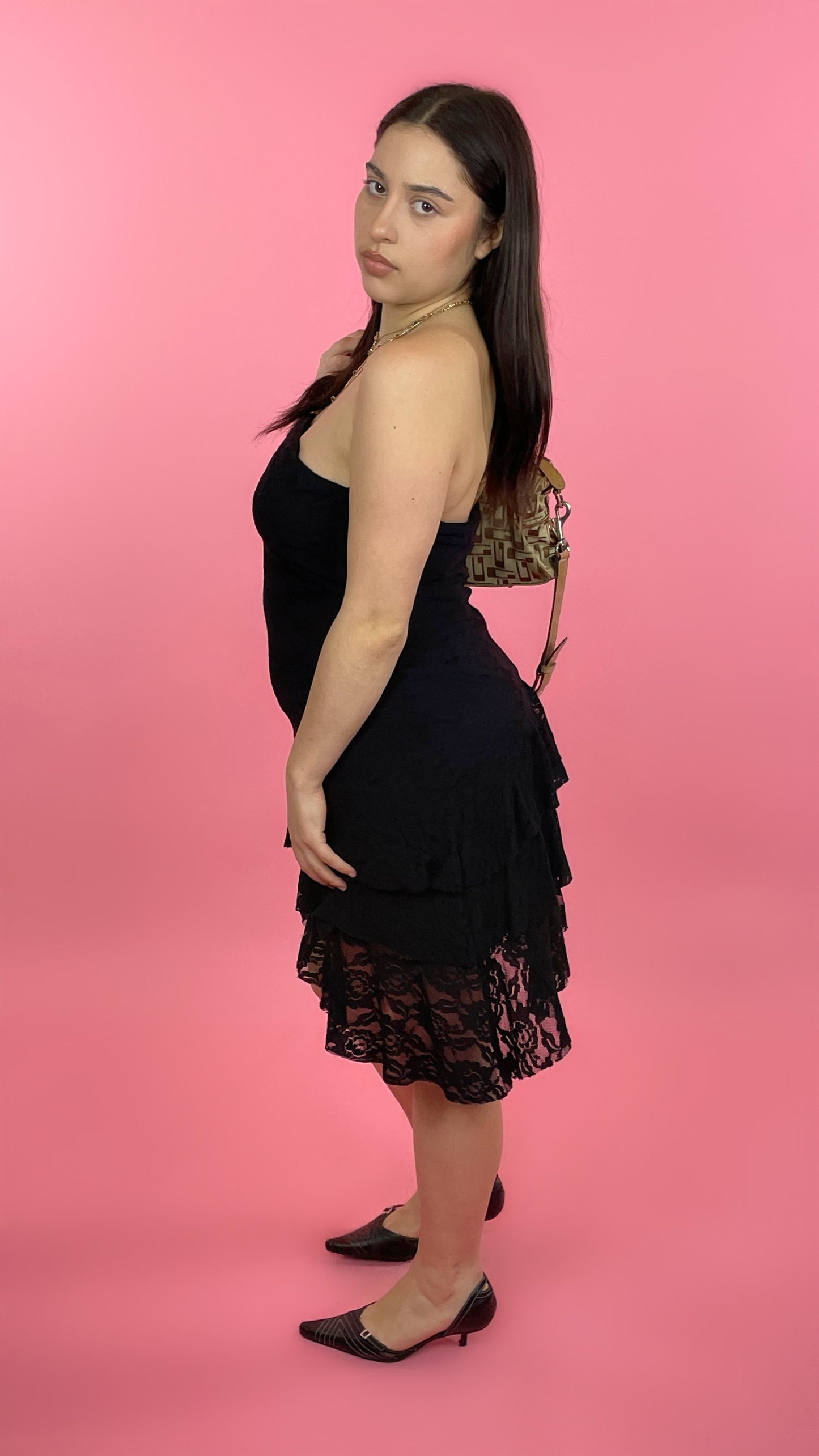 Robe bustier noire à volants avec dentelle