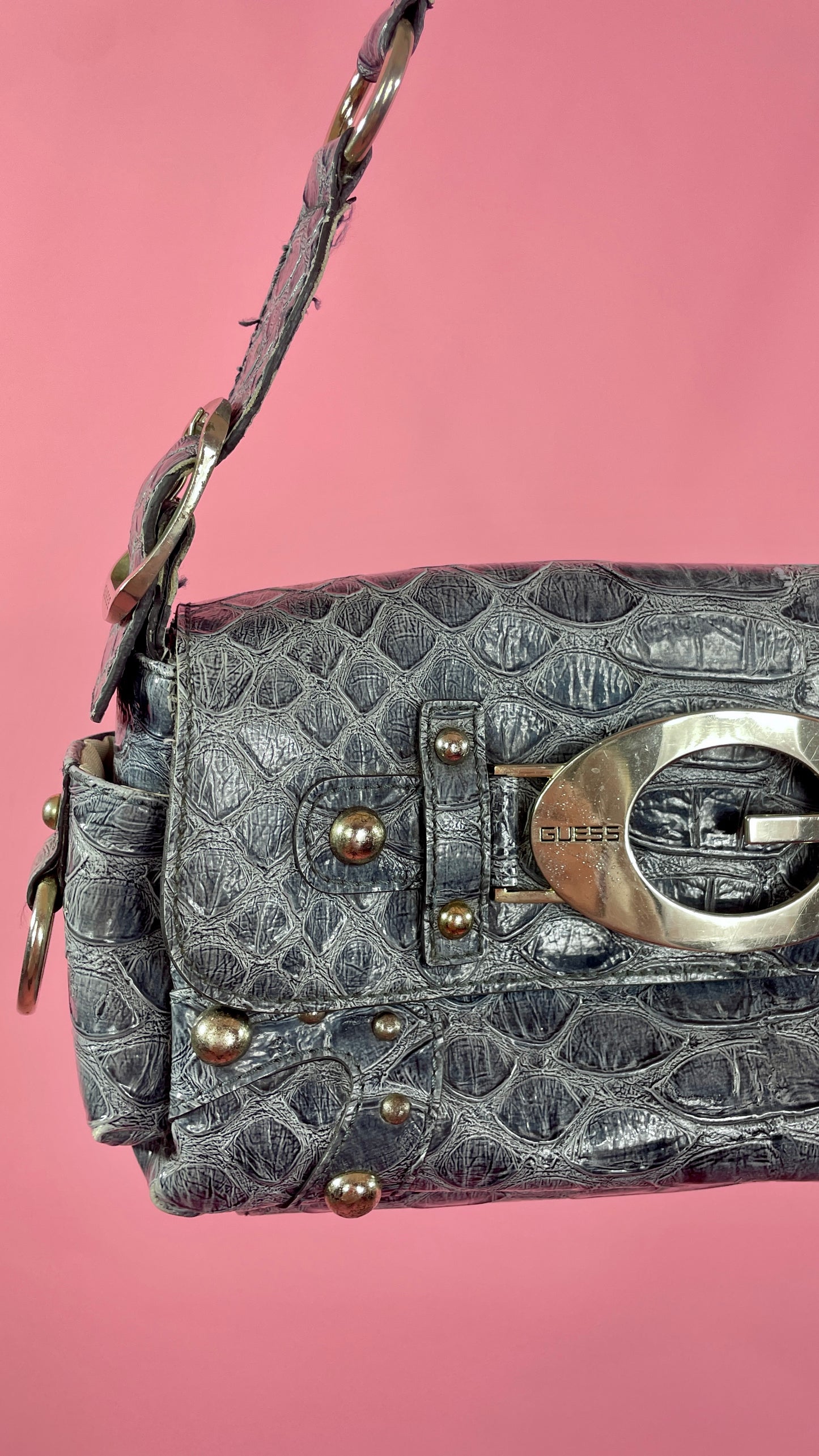Sac Guess gris effet crocodile