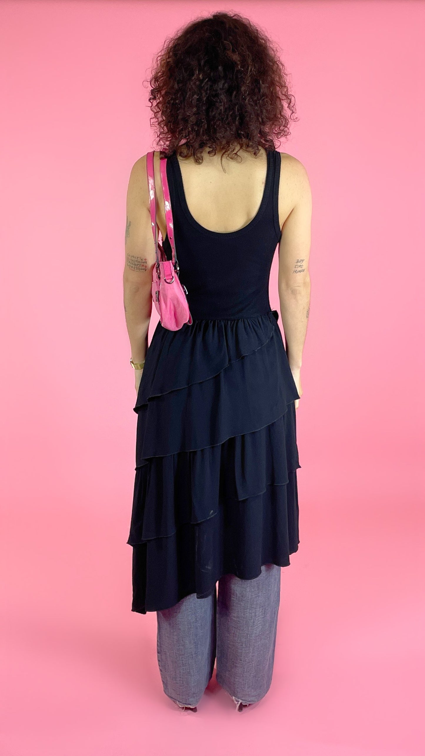 Robe noire à volants