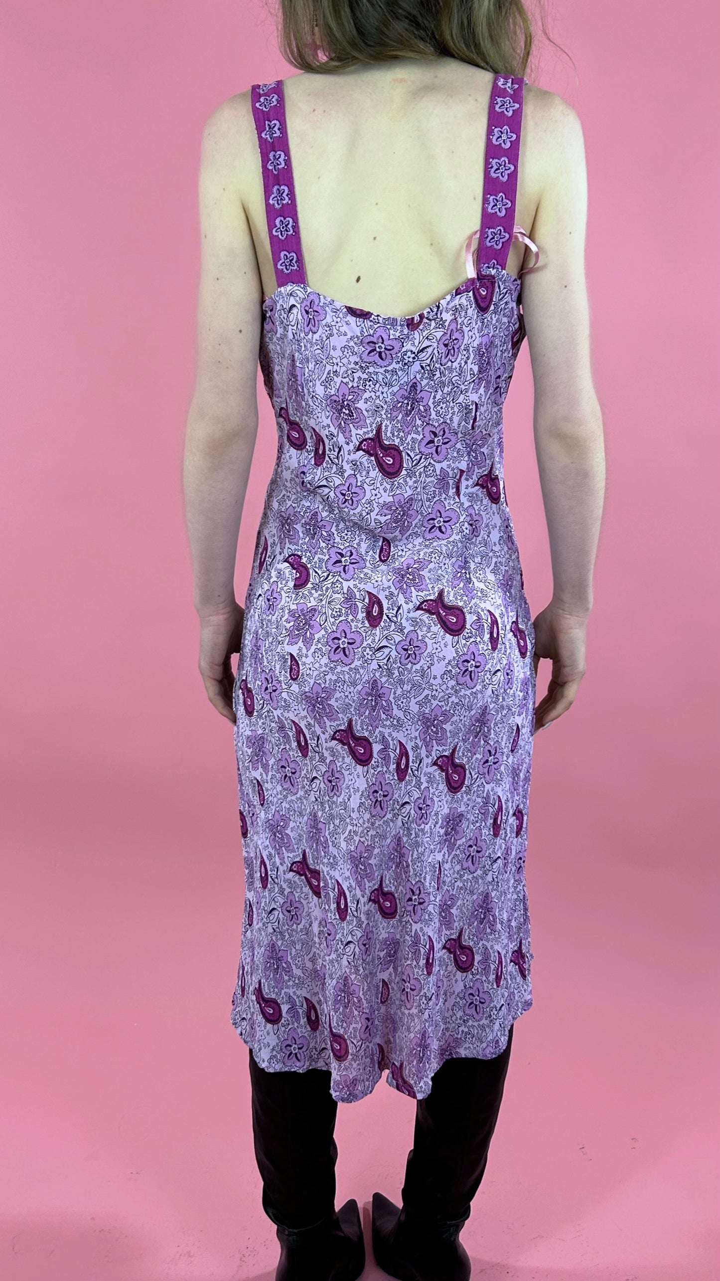 Robe longue à fleurs violette à bretelles
