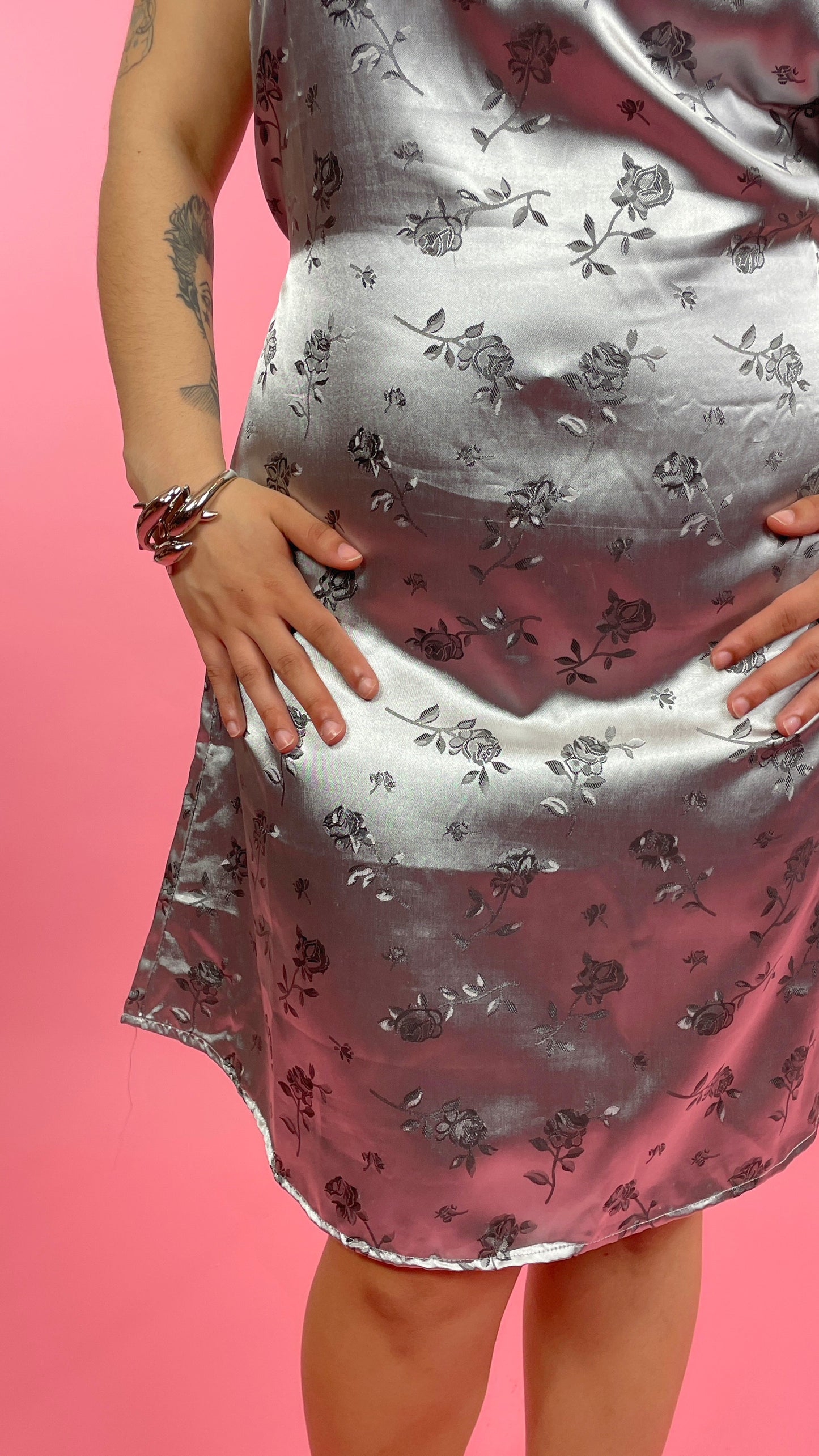 Robe satinée argentée
