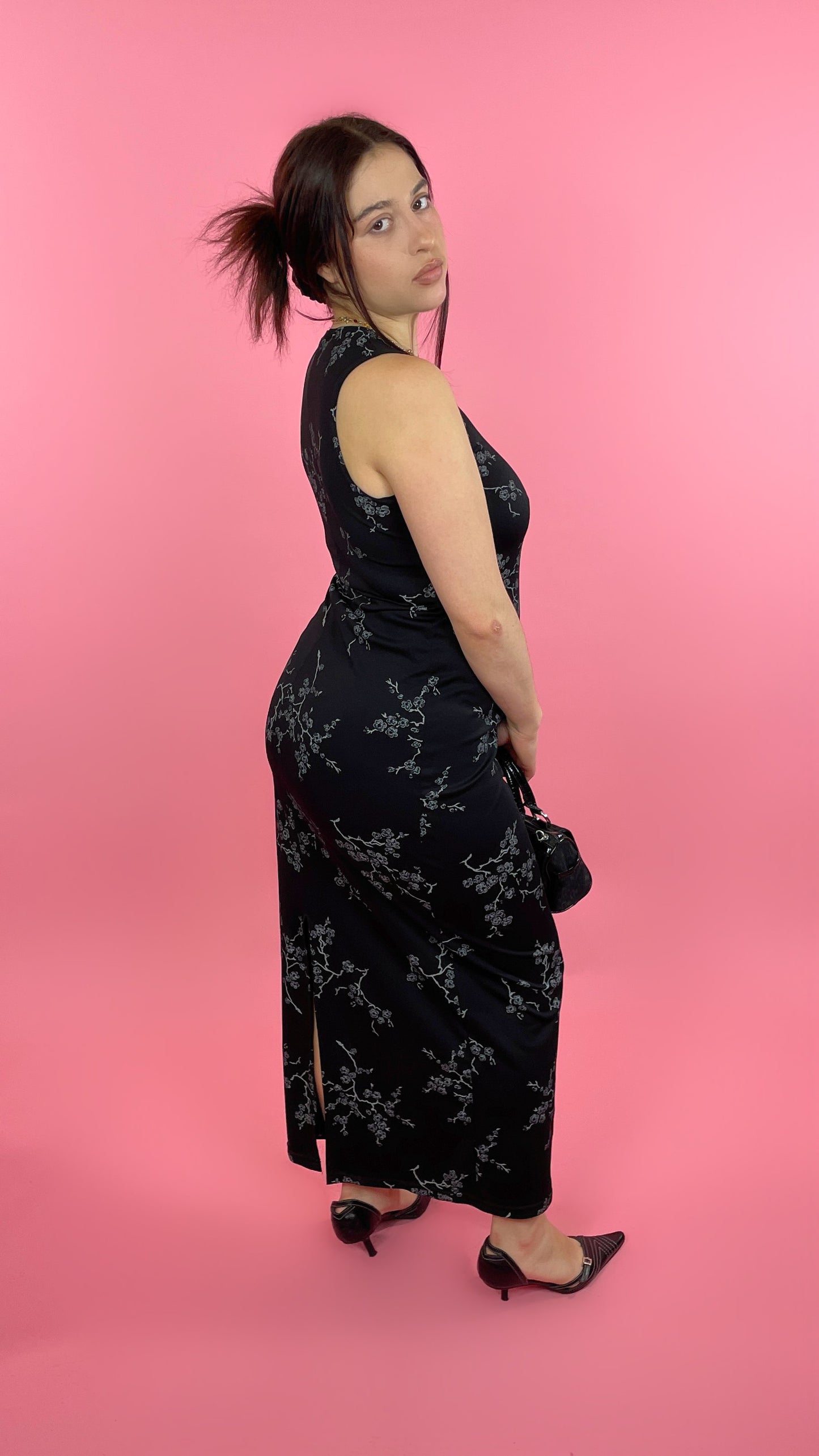 Robe longue noire avec fleurs grises