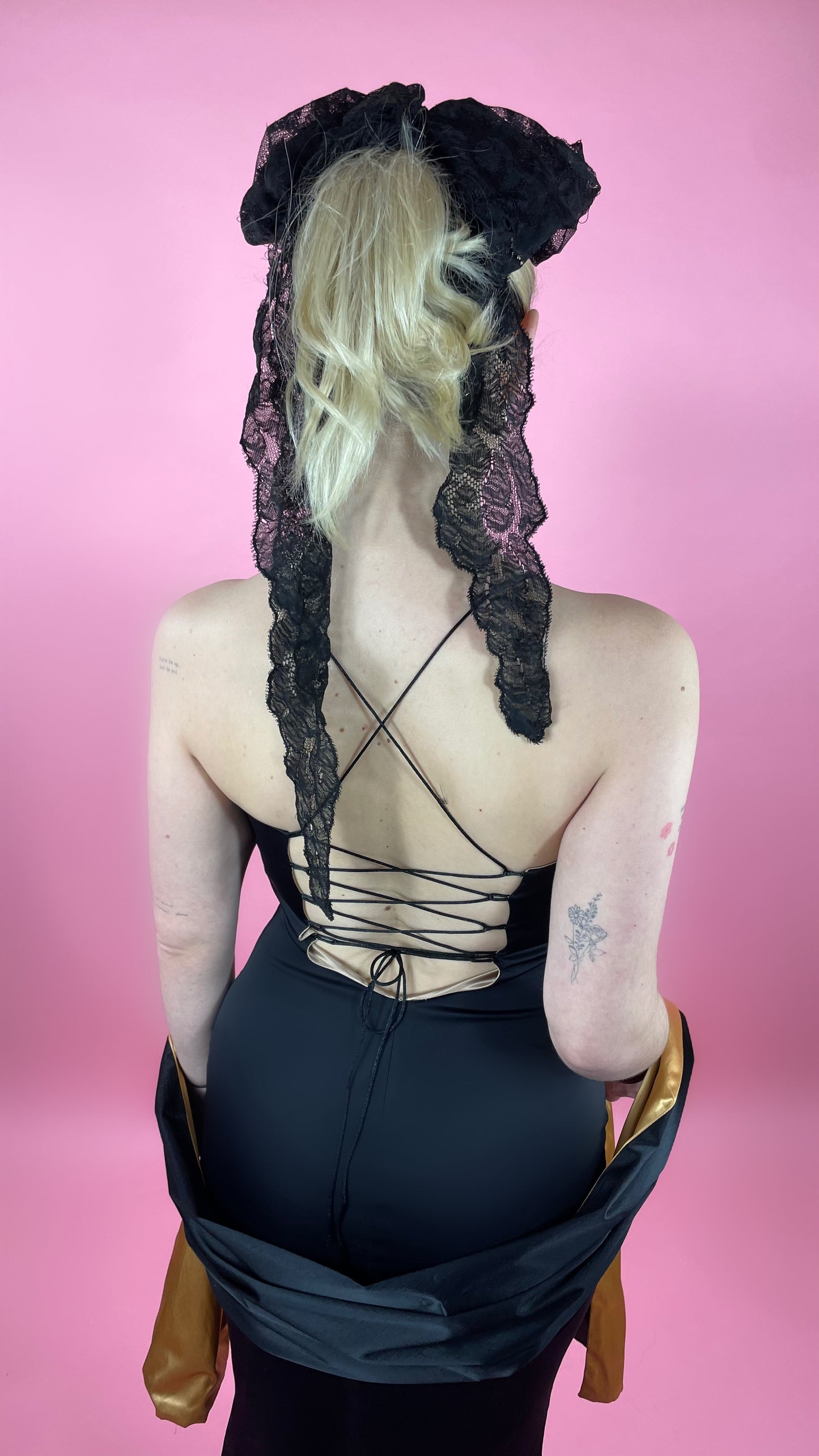 Robe satiné noir dos nus lacé