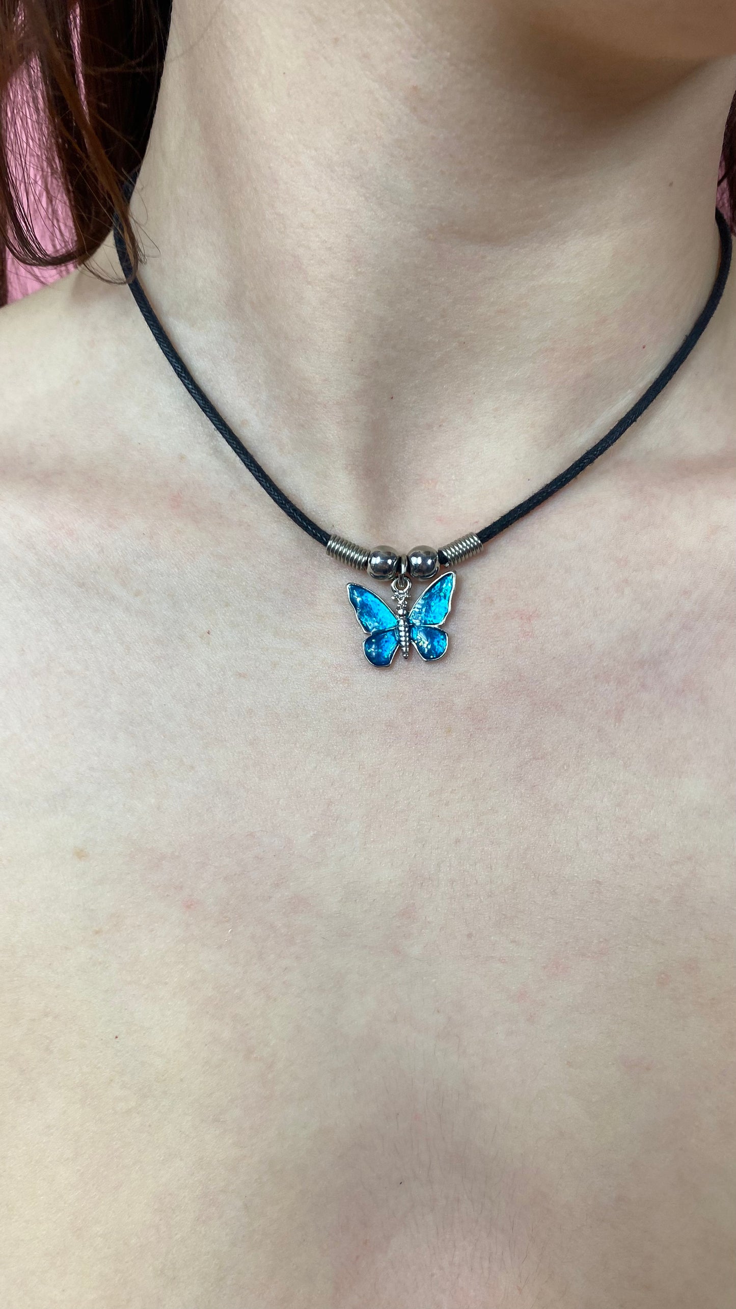 Collier papillon bleu
