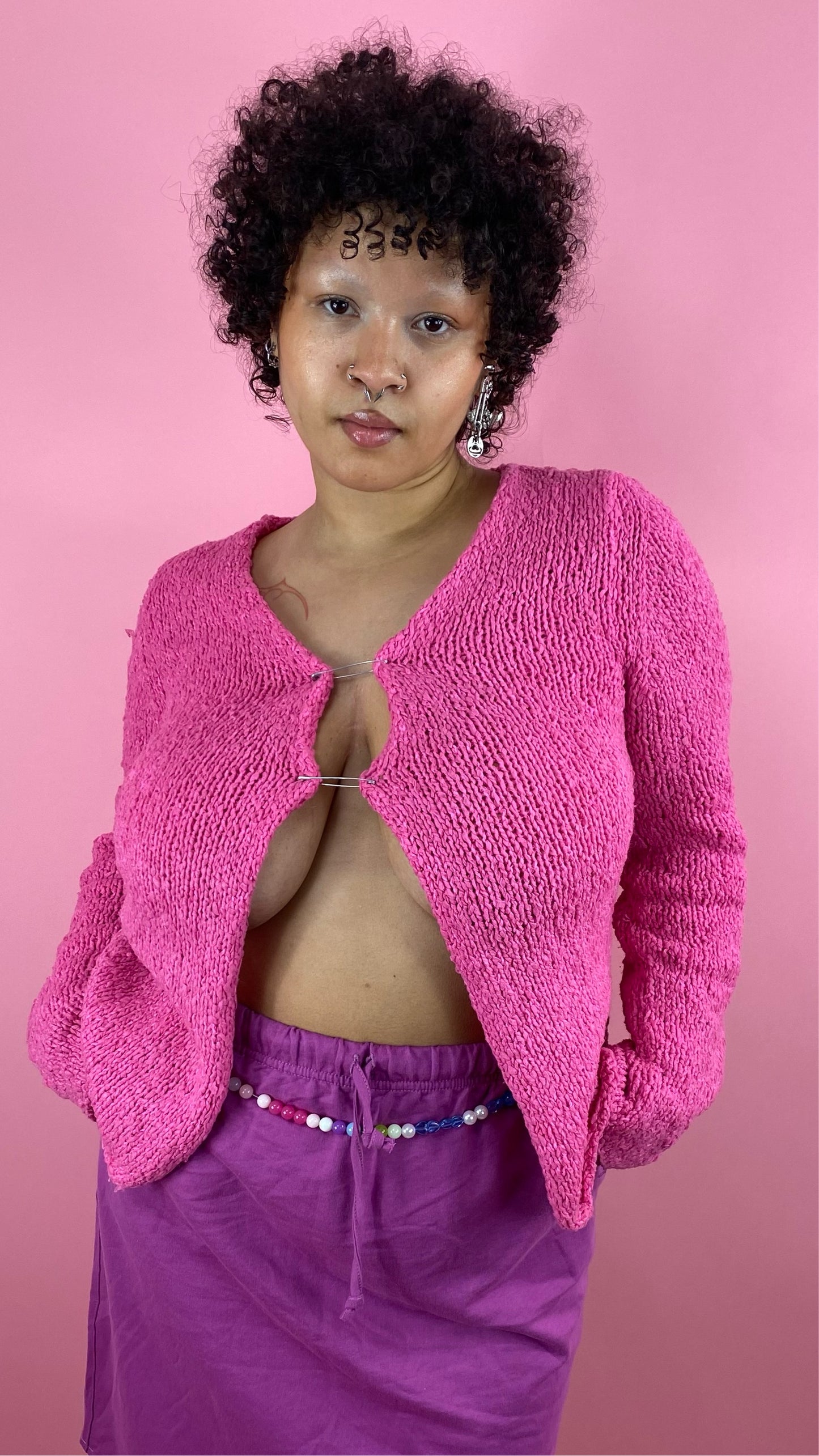 Pull Maille rose ouvert avec épingle