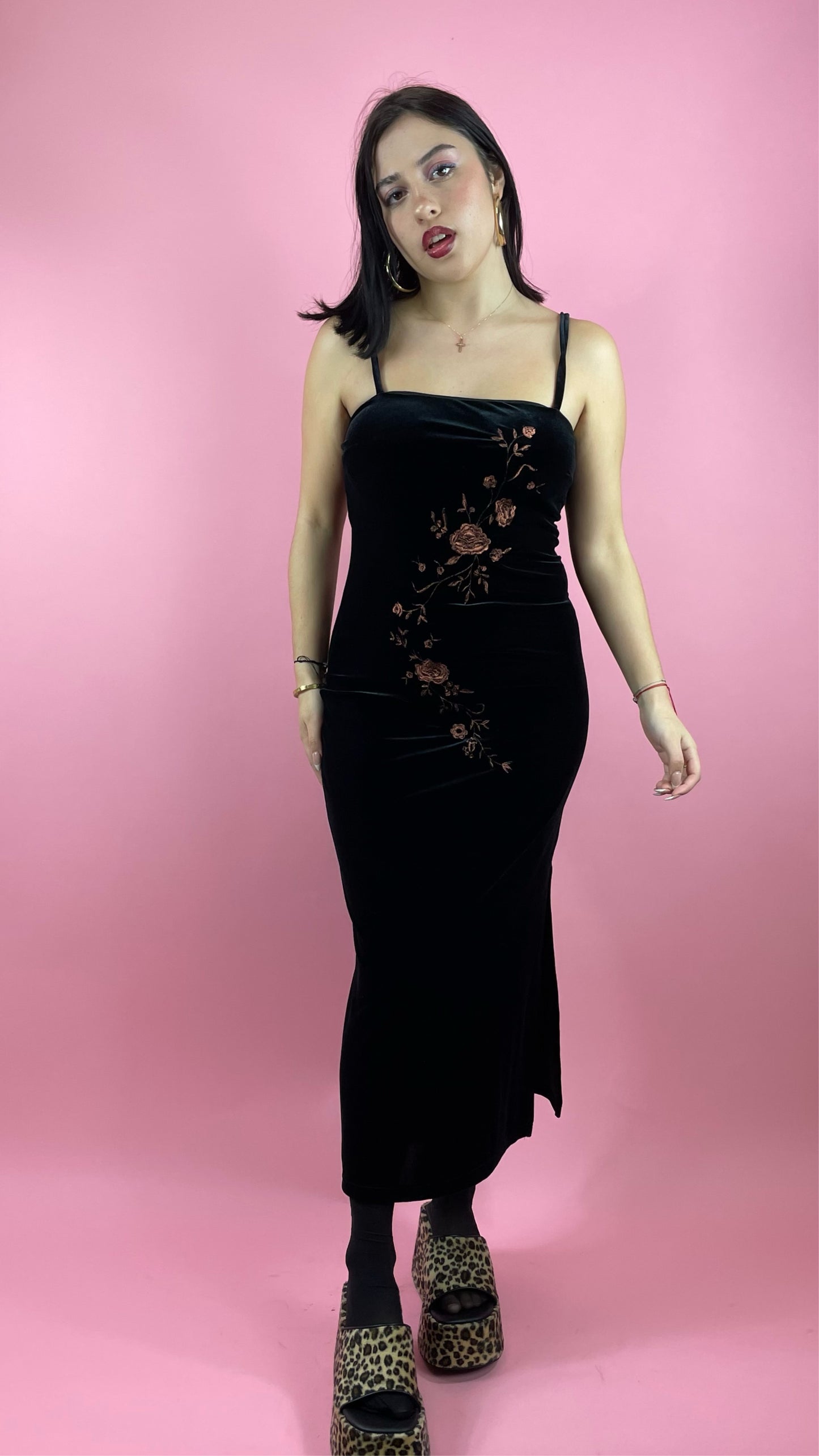 Robe longue en velours noir broderies