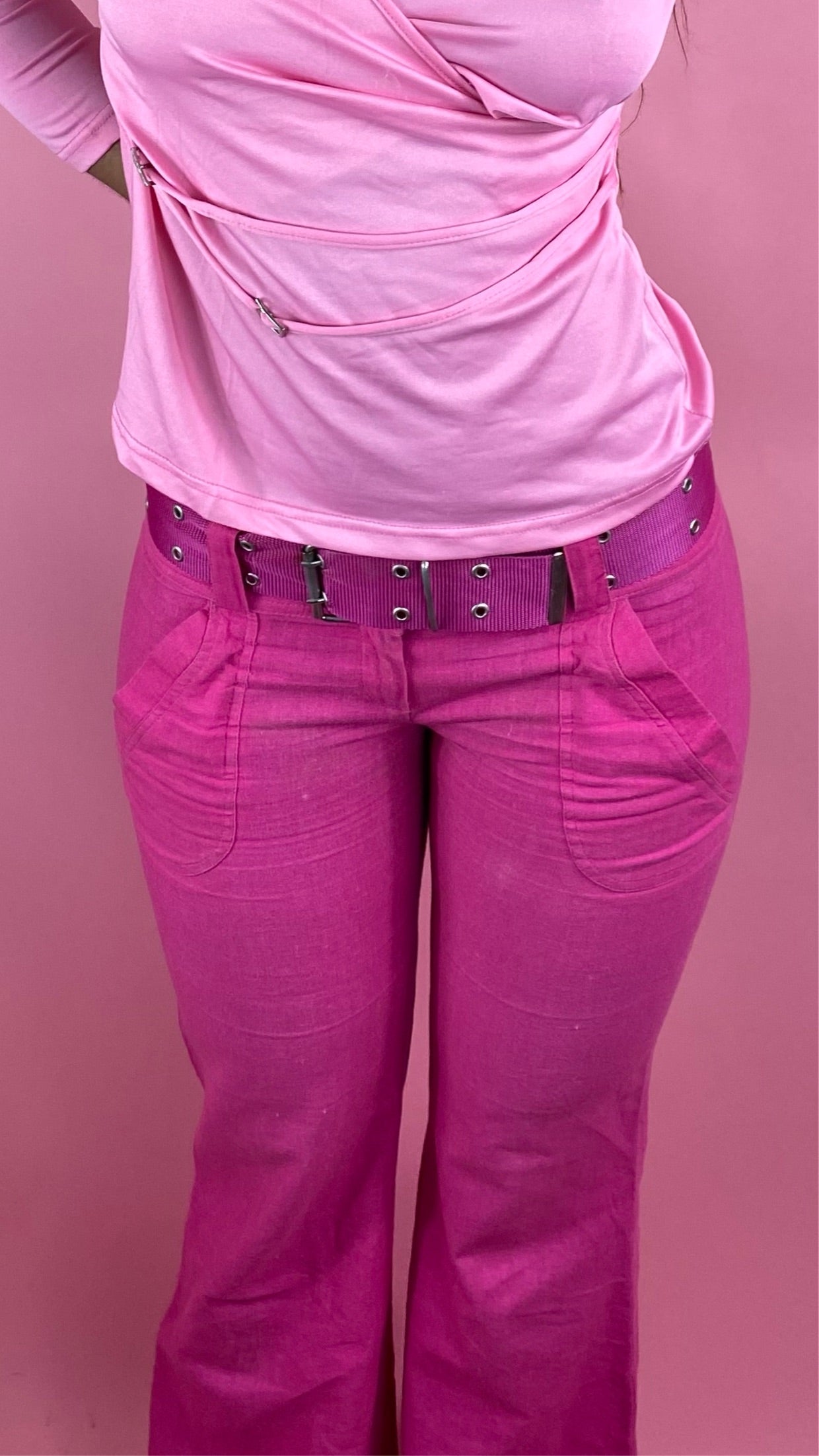 Pantalon rose ceinture et oeillets