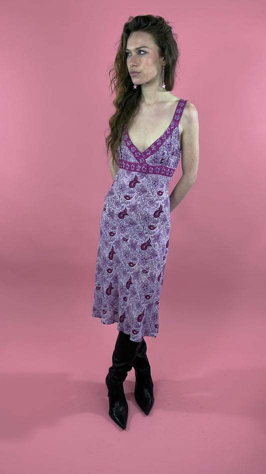 Robe longue à fleurs violette à bretelles