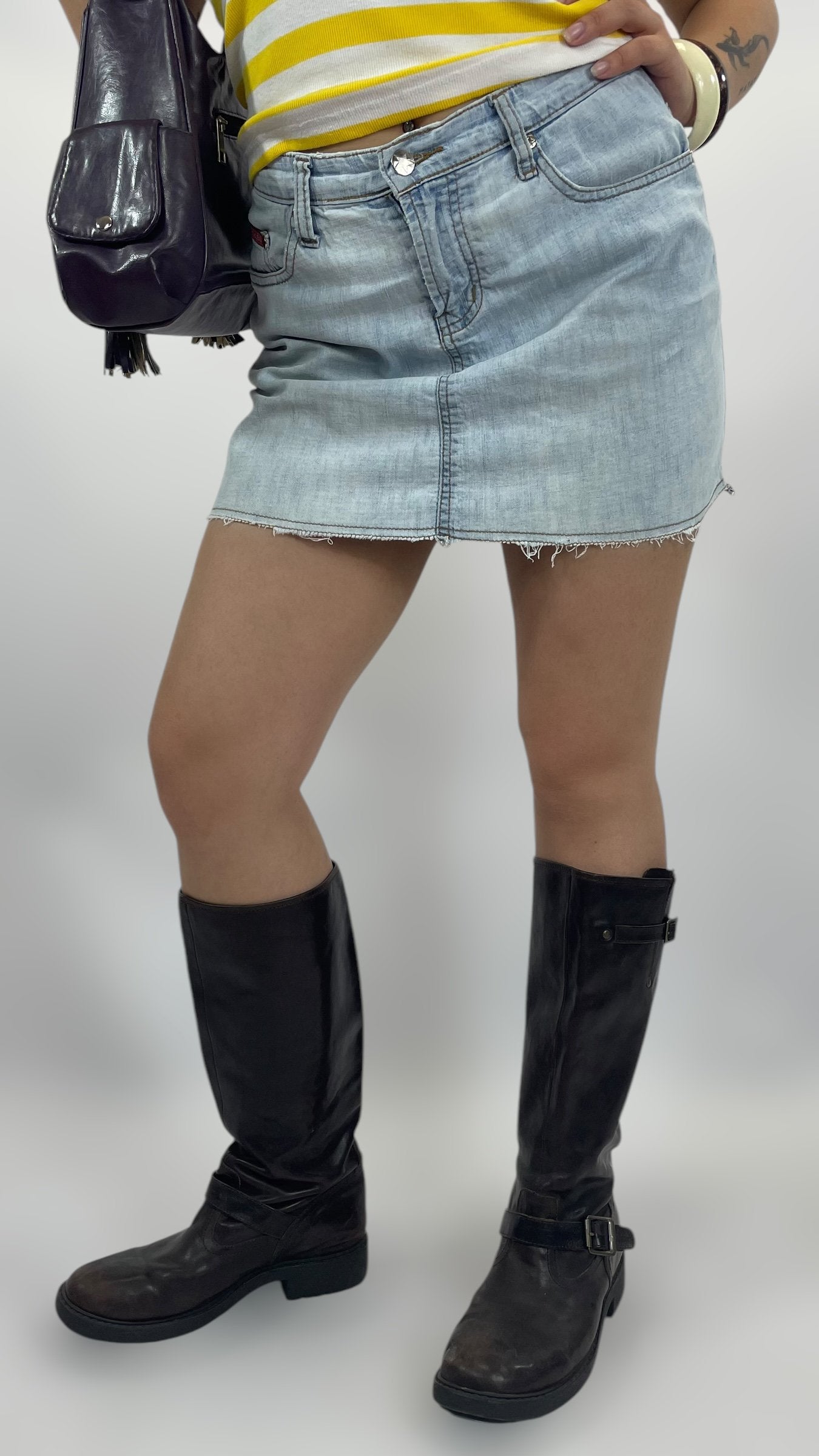 Minijupe en jean effet déchiré